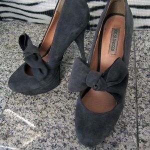 CLOSEOUT Suede grey platform pumps adjustable bow
